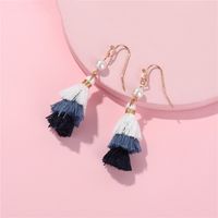 Qingdao Européen Et Américain Boucles D'oreilles Nouvelle Soie Arbre De Noël Coton De Gland Multi-couche De Couleur De Sucrerie Femmes De main image 2