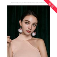 Rose Fille Vison Boule De Poils Boucles D'oreilles Longtemps Approprié Pour Visages Ronds Boucles D'oreilles 2018 Automne Et D'hiver Nouvelle Mode Boucles D'oreilles Super Fée main image 2