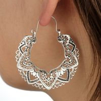 Rétro Accrocheur Creux Motif Totem Vintage Boucles D'oreilles Pétale Géométrique En Forme De Coeur En Métal Ornement main image 1