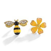 Koreanische Mode Neue Bienen Blumen Ohrringe Exquisite Mikro Eingelegte Zirkon Asymmetrische Ohrringe Ohrringe Weiblich 820411 main image 2