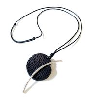 Hersteller Liefern Gebürstetes Ebenholz Halskette Geometrische Runde Unregelmäßige Sandelholz Anhänger Halskette Pullover Kette Einstellbare Halskette main image 1