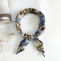 Nouveau Triangle Écharpe Petit Foulard Ethnique Style Petite Fleur Tout-match Parent-enfant Bandeau Bande De Cheveux Petite Soie Écharpe Printemps Et Automne D'été main image 3