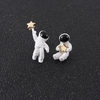 2 Coréenne Style Nouvelle Mignon Astronaute Astronaute Boucles D'oreilles Femelle Gracieuse En Ligne Influenceur Asymétrique Étoiles Oreille Goujons main image 1
