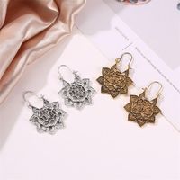 Europe Et En Amérique Croix Frontière Nouveau Boucles D'oreilles Bohème Métal Sculpté Fleur Boucles D'oreilles Élégance Rétro Creux Fleur Femmes Oreille Clip main image 2