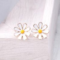 E982198d Mode Kleine Frische Blumen Ohrringe Frauen Korea 925 Silber Nadel Einfache Kleine Mädchen Gänseblümchen Ohrringe sku image 1