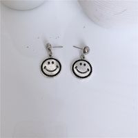 Coréenne Dongdaemun Métal En Difficulté Foncé Asymétrique Doux Personnalité De Mode Smiley Mignon Boucles D'oreilles Boucles D'oreilles Pour Les Femmes main image 6