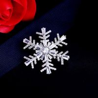 Einfache Atmos Phä Rische Schneeflocke Brosche Weibliche Koreanische Persönlichkeit Eingelegter Zirkon Corsage Mantel Anzug Zubehör Temperament Nadel main image 4
