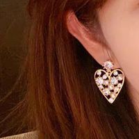 Korea Dongdaemun Schmuck Legierung Diamant Perlen Herzförmige Ohrringe Kreative Asymmetrische Ohrringe Hipster Das Gleiche Zubehör main image 1