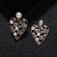 Korea Dongdaemun Schmuck Legierung Diamant Perlen Herzförmige Ohrringe Kreative Asymmetrische Ohrringe Hipster Das Gleiche Zubehör main image 5