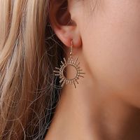 Nouvelle Vente Chaude Européen Et Américain Tendance Vitesse Boucles D'oreilles Creative Géométrique Alliage Ornement Femelle Soleil Boucles D'oreilles En Gros main image 1