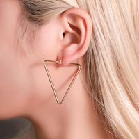 Europäische Und Amerikanische Einfache Und Vielseitige Geometrische Ohrringe Französische Übertriebene Hohle Dreieckige Ohrringe Grenz Überschreitende Heiße Ohrringe Großhandel main image 1