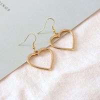 Europäische Und Amerikanische Heiß Verkaufte Hohle Pfirsich Herz Liebes Ohrringe Handgemachte Goldene Und Silberne Herzförmige Ohrringe Großhandel sku image 1