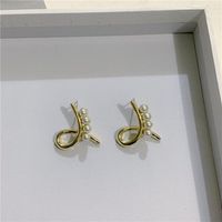 Korea Dongdaemun Retro Metall Kreuz Perle Design Gefühl Ohrringe Kalt Ins Wind Ohr Stecker Flut main image 4