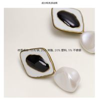 Japanische Und Koreanische Temperament Geometrische Ohrringe Frauen Einfache Mode Nachahmung Perlen Harz Ohrringe Persönlichkeit Europäische Und Amerikanische Trend Ohrringe main image 3