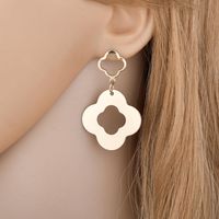 2019 Best-seller En Europe Et En Amérique Nouvelles Femmes De Bijoux Vente Chaude De Mode De Souhaits Creative Creux Fleur En Métal Boucles D'oreilles En Gros main image 3