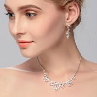 Européen Et Américain De Mariage De Mariée Robe Dîner Ornement Trois-pièce Ensemble Exquis Élégant Fleur Boucles D'oreilles Collier Ensemble De Bijoux main image 3