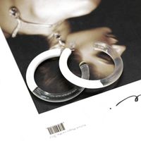 Hersteller Liefern C-förmige Offene Harz Ohrringe, Weiße Transparente Nähte Ohrringe, Übertriebene Personal Isierte Urlaubs Ohrringe main image 3