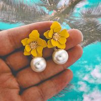 Doux Élégant Perle Fleur Boucles D'oreilles Pour Les Femmes Coréenne Simple Et Frais Tous Les-match Trois-dimensions Pétales Boucles D'oreilles Des Femmes Accessoires main image 3