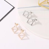 Japonais Et Coréen Vente Chaude Bijoux De Mode Personnalité Sauvage Boucles D'oreilles Minimaliste Géométrique Creux Diamant Carré Boucles D'oreilles En Gros main image 4