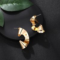 Europäisches Und Amerikanisches Original Design Weibliche Persönlichkeit Übertriebene Metall Glänzende Geometrische Ohrringe Temperament Einfache Unregelmäßige Verzerrte Ohrringe main image 5