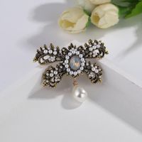 Approvisionnement D'usine Vintage Perle Broche Minimaliste Creative Strass Arc Corsage Femelle En Stock En Gros main image 5