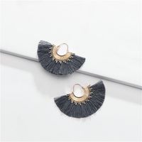 Qingdao Européen Et Américain Boucles D'oreilles Ornement Alliage Coton Fil Gland Ventilateur En Forme De Multi-couleur Boucles D'oreilles De Femmes  Nouveau main image 1