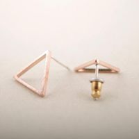 Vente Chaude En Europe Et Amérique Du Simple Géométrique Oreille Goujons De Mode Alliage Galvanoplastie Creux Triangle Or Et Argent Rose Auriculaire Aiguille Usine En Gros main image 4