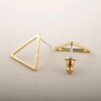 Vente Chaude En Europe Et Amérique Du Simple Géométrique Oreille Goujons De Mode Alliage Galvanoplastie Creux Triangle Or Et Argent Rose Auriculaire Aiguille Usine En Gros sku image 1