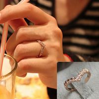 1385 Koreanischer Exquisiter Schmuck Großhandel V-förmiges Einzigartiges Design Diamant Kleiner Finger Ring Schwanz Ring main image 2