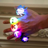 Halloween Kleine Geschenke Geschenk Ball Party Finger Licht Leuchtendes Spielzeug Kinder Kleine Geschenke Kürbis Fledermaus Ring main image 2