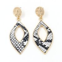 Européen Et Américain Nouveau Mode Feuille En Forme De Serpentine Pu En Cuir Boucles D'oreilles En Forme De Goutte Alliage Pendentif Imitation Boucles D'oreilles En Cuir main image 4