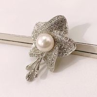 Simple And Stylish Pearl Brooch Female Crystal Wholesale main image 1