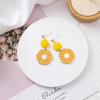 Women's Small Daisy Flower Earrings main image 4