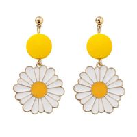 Women's Small Daisy Flower Earrings main image 3