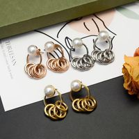 Européen Et Américain Rétro Conception À La Mode Double Anneau Pendentif Perle Boucles D'oreilles Titane Acier Plaqué 18k Vrai Or Boucles D'oreilles Usine En Gros main image 4