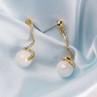 Simple Twisted Rhinestone Pearl Earrings Ladies Geometric Small Earrings main image 4