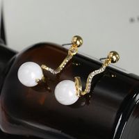 Simple Twisted Rhinestone Pearl Earrings Ladies Geometric Small Earrings main image 3