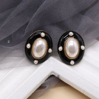 Boucles D&#39;oreilles Simples Perles Ovales Blanches main image 5