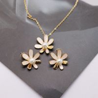 Beige Einfache Kleine Blume Anhänger Kurze Halskette Silber Nadel Ohrringe Gesetzt main image 1