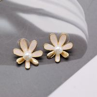 Beige Einfache Kleine Blume Anhänger Kurze Halskette Silber Nadel Ohrringe Gesetzt main image 6