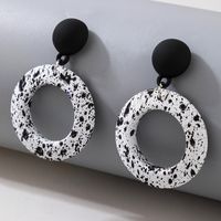 Nouvelle Tendance De La Mode Boucles D&#39;oreilles Courtes Rondes Noires Blanches main image 5