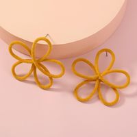 Plush Simple Flower Cute Earrings main image 4