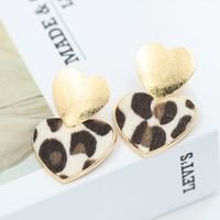 Pendientes Cortos En Forma De Corazón Con Estampado De Leopardo De Ante main image 5