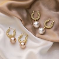 Fashion Retro Metal Pearl Earrings main image 1