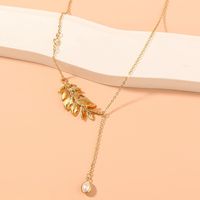 Simple Metal Leaf Pearl Necklace main image 4