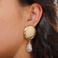 Boucles D&#39;oreilles En Perles De Forme Spéciale Blanches main image 3