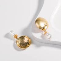 Boucles D&#39;oreilles En Perles De Forme Spéciale Blanches main image 4