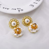 New Baroque Pearl Button Shell Flower Earrings Wholesale main image 1