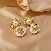 New Baroque Pearl Button Shell Flower Earrings Wholesale main image 4