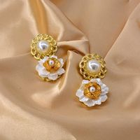 New Baroque Pearl Button Shell Flower Earrings Wholesale main image 5